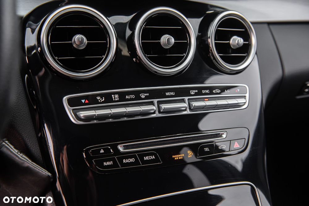 Mercedes-Benz Klasa C 180 9G-TRONIC AMG Line - 26