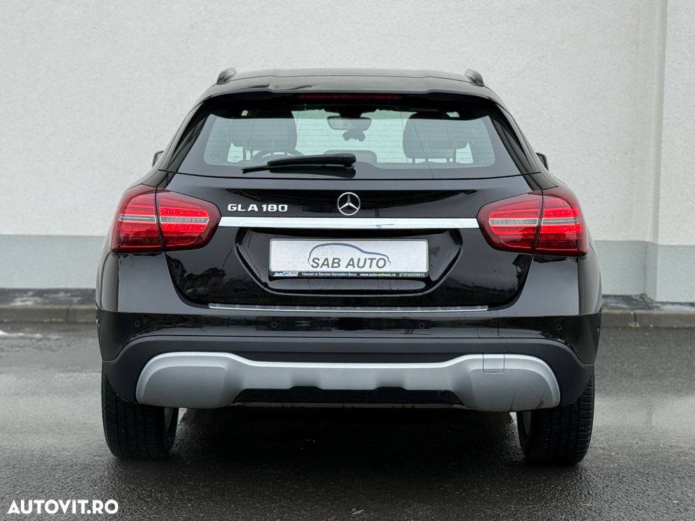 Mercedes-Benz GLA 180 7G-DCT - 22
