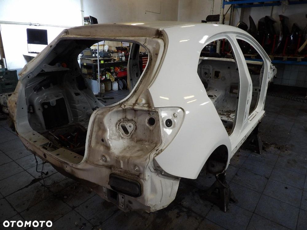 MERCEDES A180 W176 BŁOTNIK TYŁ PRAWY  650 - 2