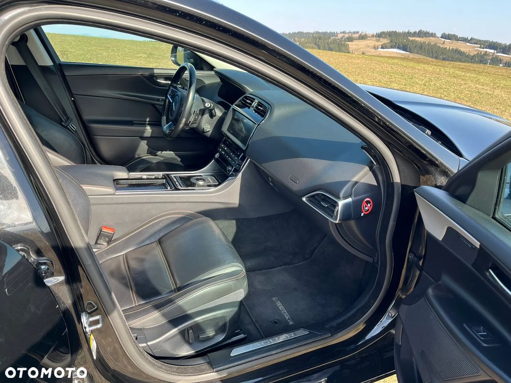 Jaguar XE 2.0 T Portfolio - 17