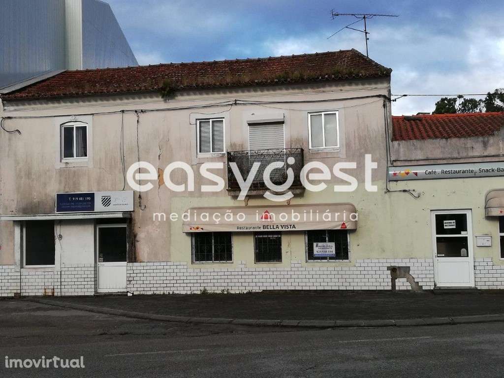 Villa com extenso terreno localizada no centro de Sangalhos (Anadia) - Grande imagem: 3/19