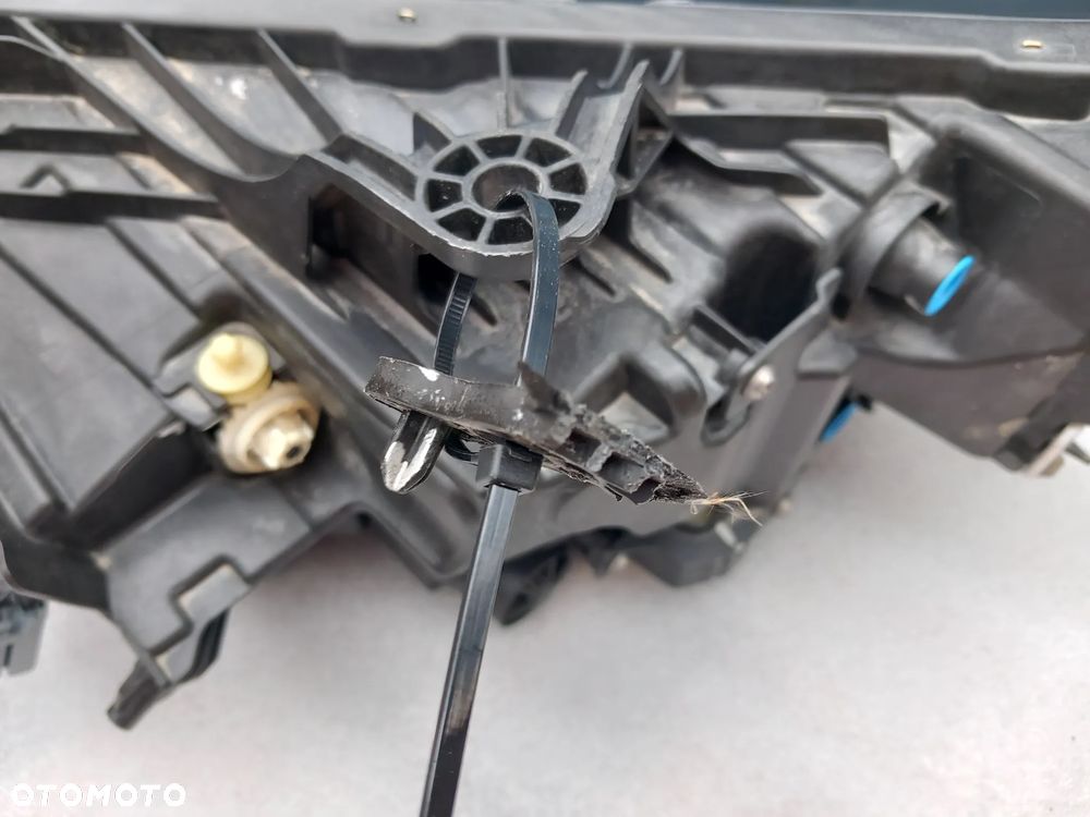 Lampa VOLVO V60 S60 przód/przednia prawa OE AECY6 - 13