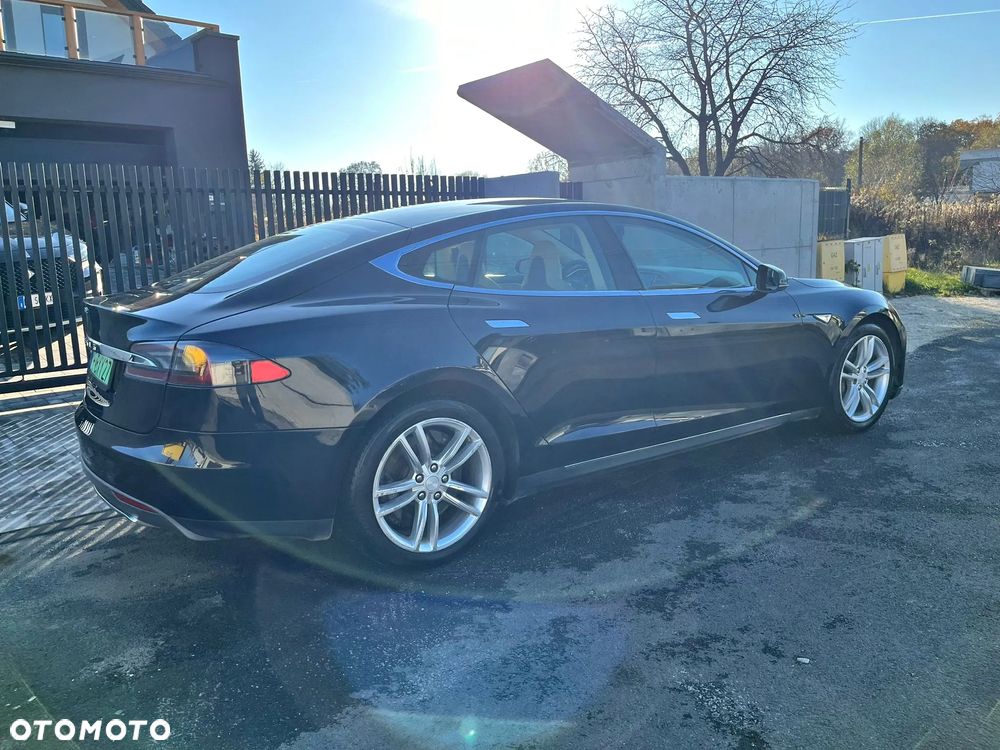 Tesla Model S - 4