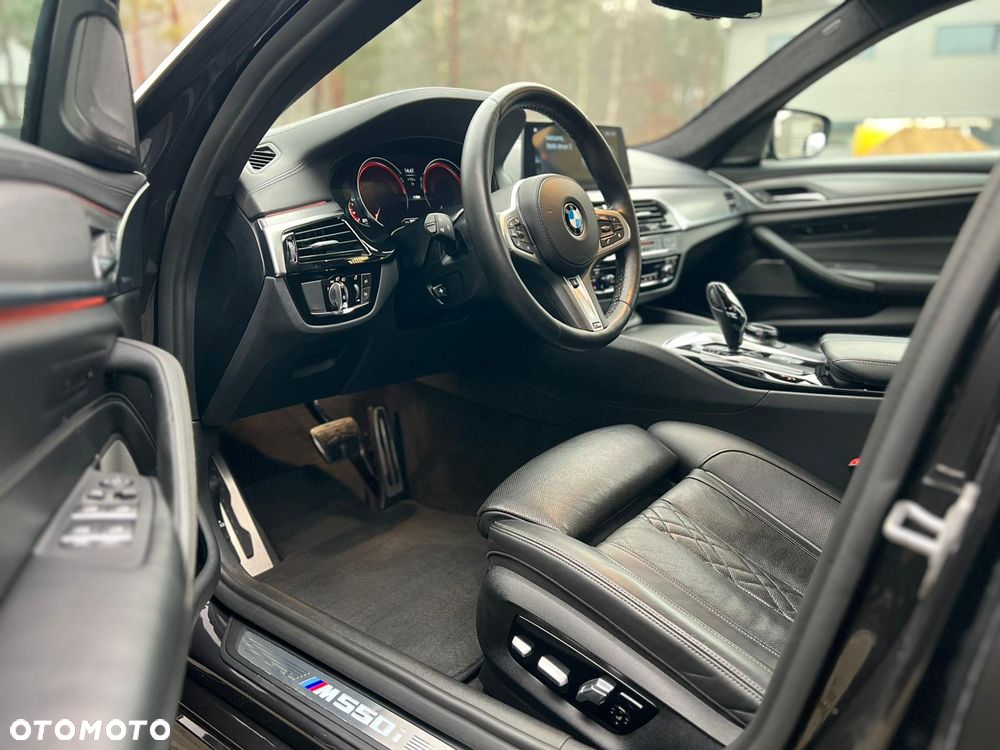 BMW Seria 5 M550i xDrive - 22