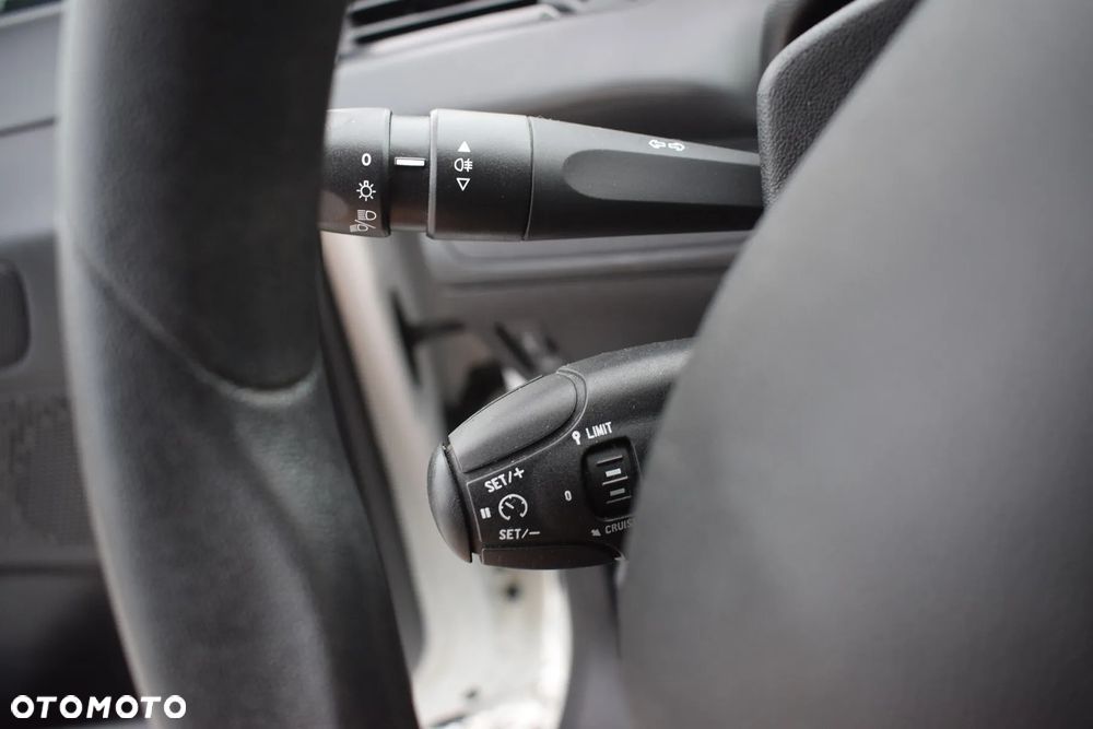 Peugeot 208 - 18