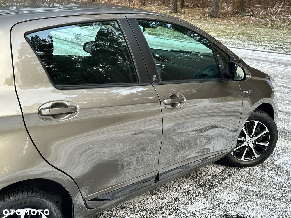 Toyota Yaris Hybrid 100 Business Edition - 13