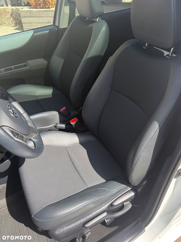 Toyota Yaris Hybrid 100 Dynamic - 10