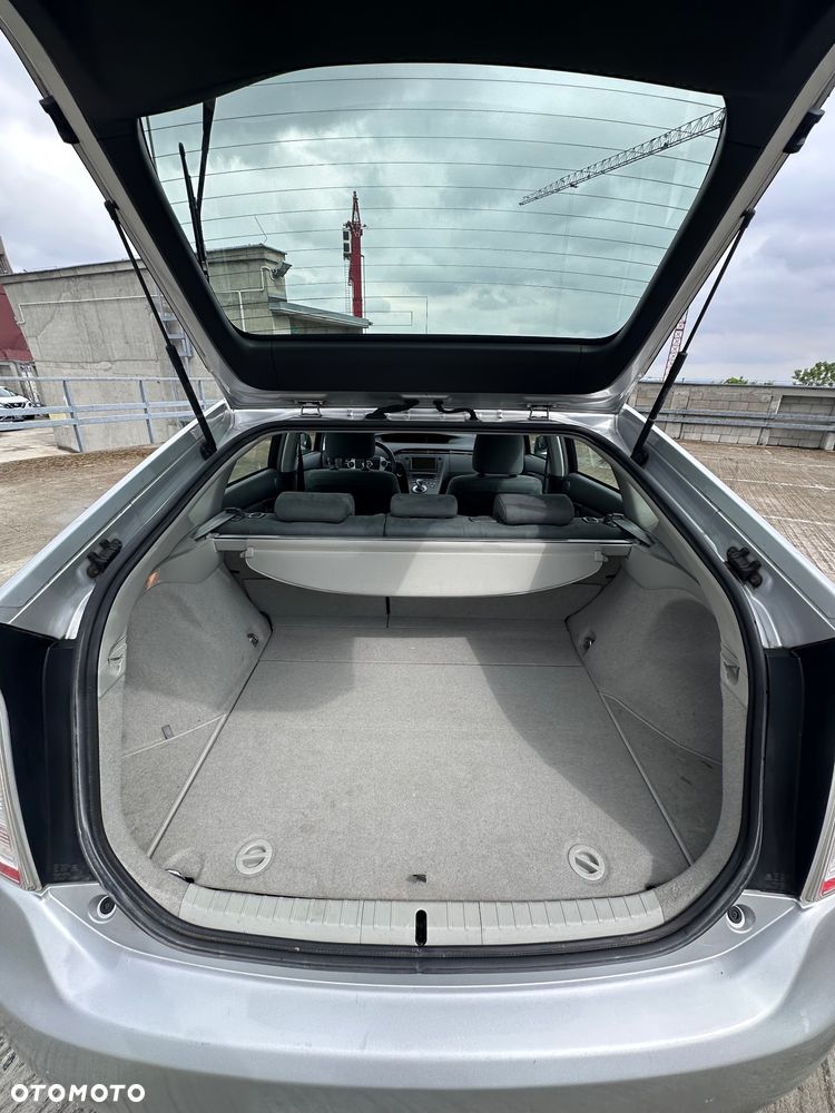 Toyota Prius (Hybrid) Executive - 17
