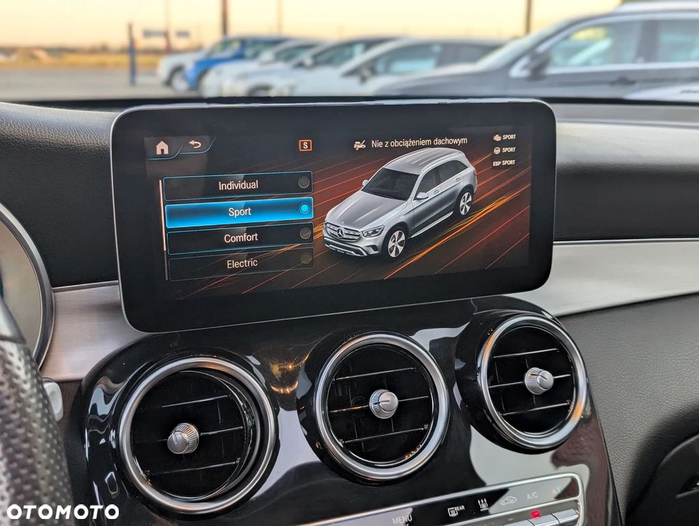 Mercedes-Benz GLC 300 e 4Matic 9G-TRONIC AMG Line - 28