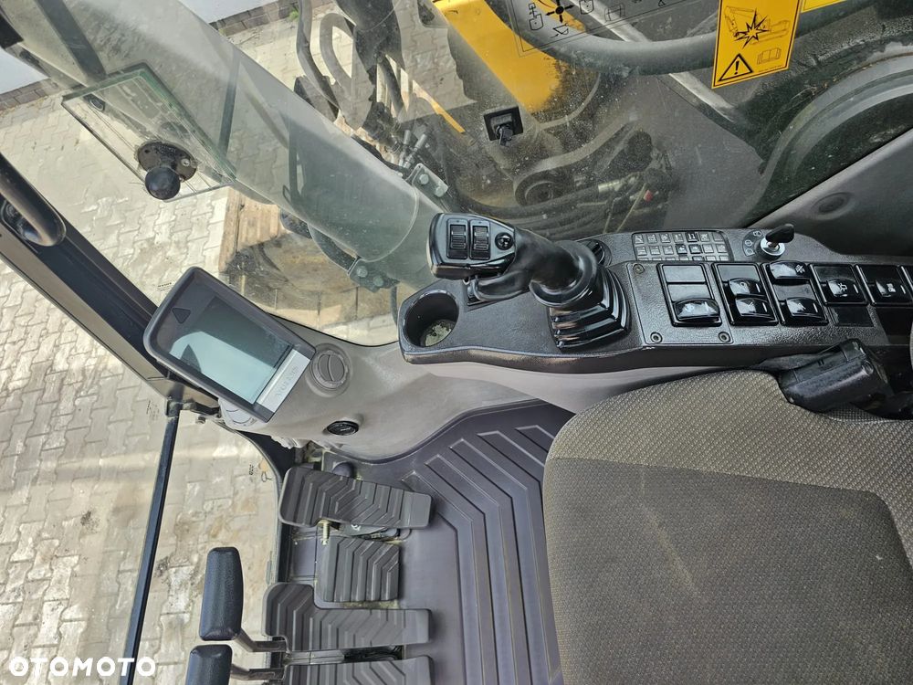 Volvo EC220DL - 11