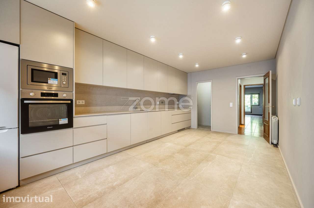 Moradia T4 Semi - Renovada com Terraço e Garagem Dupla | Lomar - Grande imagem: 2/31