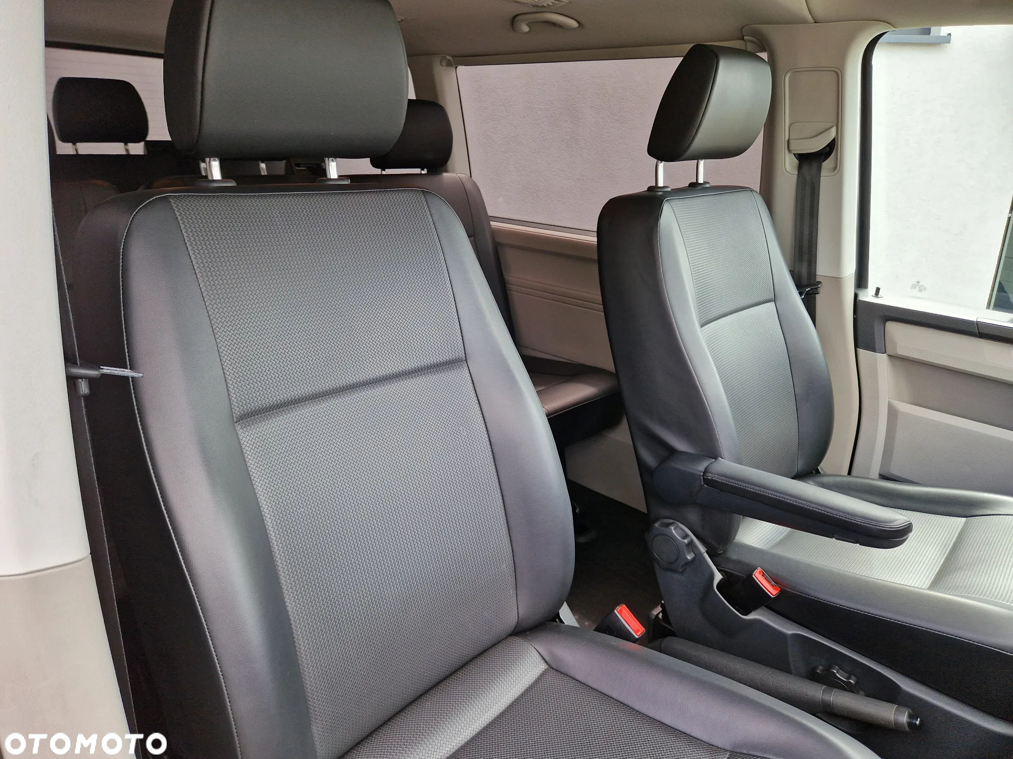 Volkswagen Caravelle - 11
