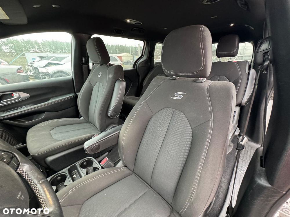 Chrysler Pacifica - 12