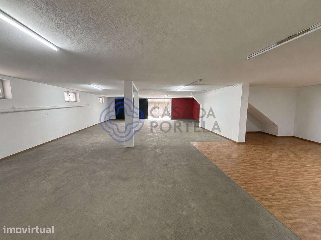 Garagem Box com 190 m2 | Atualmente utilizada como espaço de arrumação - Grande imagem: 3/15