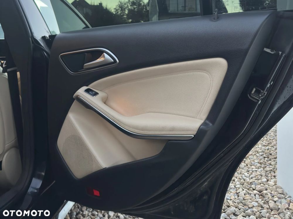 Mercedes-Benz CLA 250 4Matic 7G-DCT AMG Line - 16