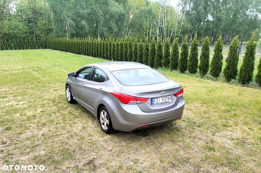 Hyundai Elantra - 4