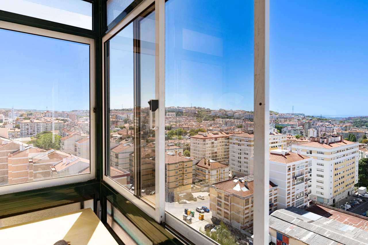 Apartamento T2 com Varanda e Arrecadação em Agualva Cacem - Sintra