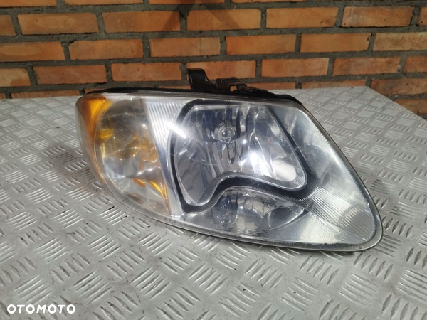 LAMPA PRAWA PRZEDNIA CHRYSLER TOWN & COUNTRY