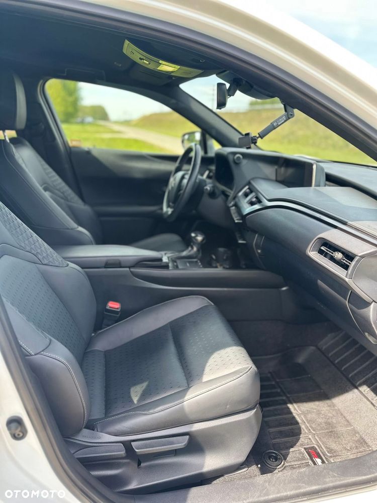 Lexus UX - 5