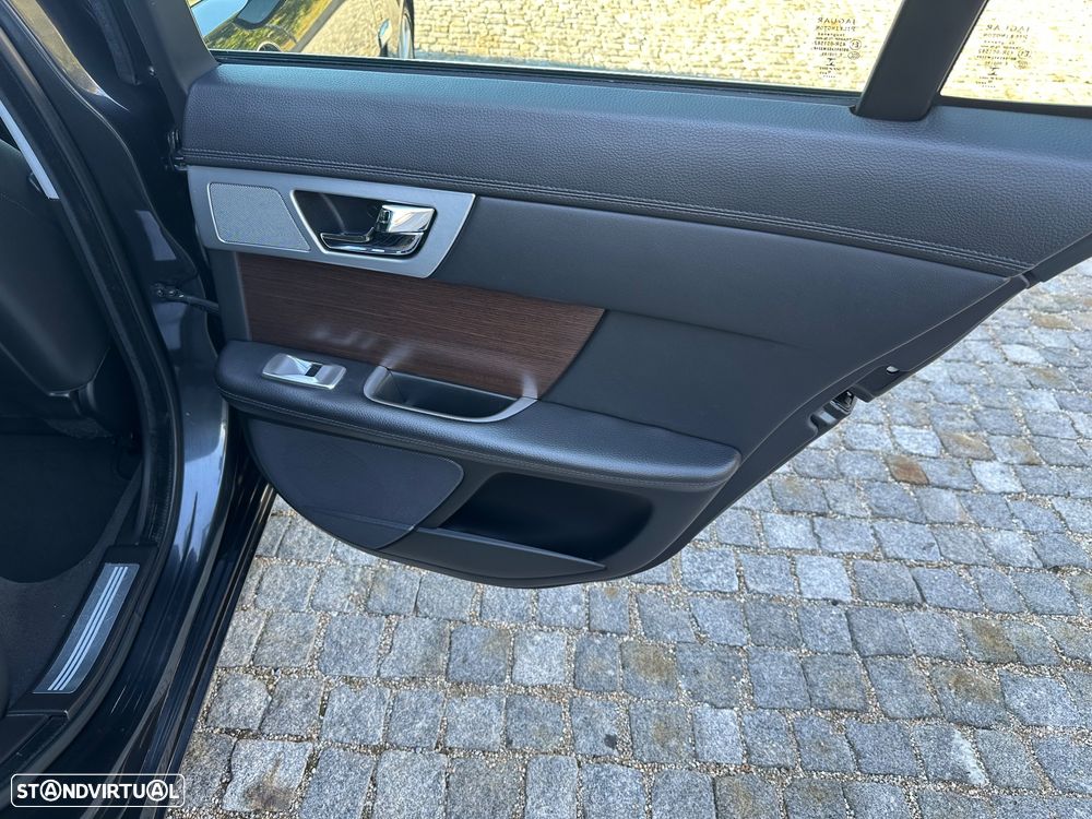 Jaguar XF 2.2 D Premium Luxury - 18