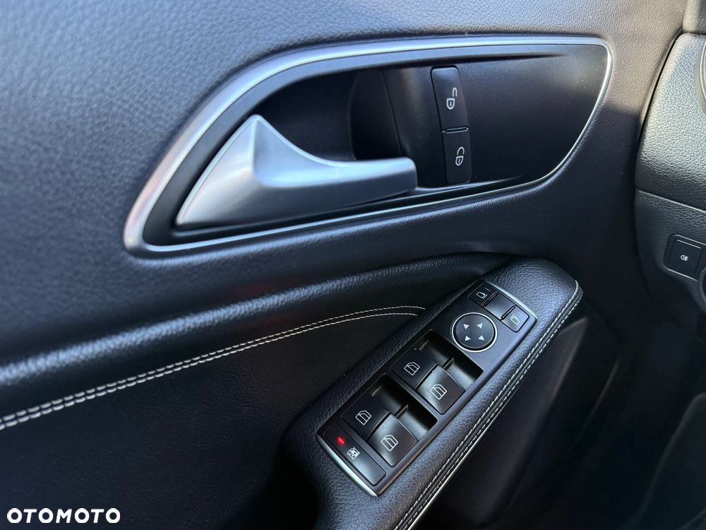 Mercedes-Benz GLA 180 7G-DCT - 30