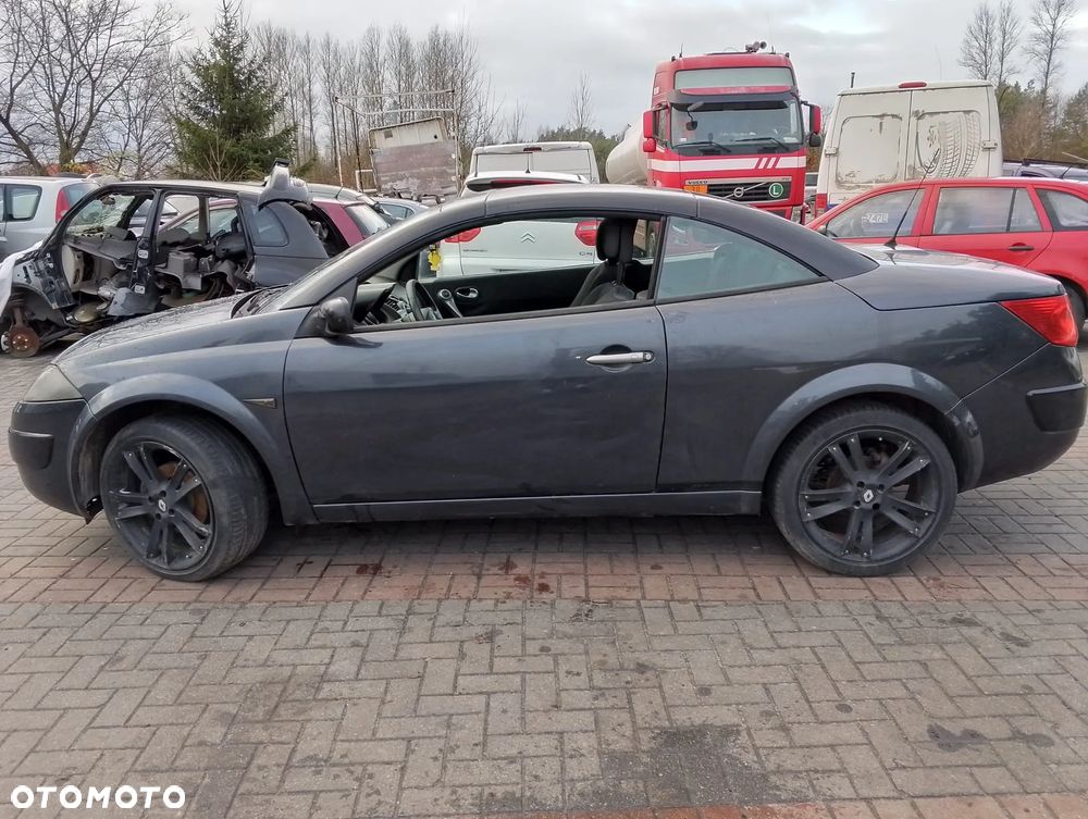 Renault Megane II CC (03-06r.) 1.9 DCI 130KM. Silnik F9Q804 Skrzynia ND0008 lakier TEB66 (TEB 66). Cały na części. GWARANCJA !!!  Przód Tył Zestaw Komplet Drzwi Klapa Zderzak Błotnik Maska Grill Atrapa Szyba Pas Lampa Lusterko Boczki Fotel Kanapa Kokpit Deska Rozdzielcza Przełącznik Włącznik Sterownik Przewody Wiązka Instalacja Moduł Komputer Czujnik Listwa Pompa Alternator Wtryski Głowica Rozrusznik Kompresor Sprzęgło Dwumas Silnik Skrzynia ABS Klimatyzacji Paliwa Wspomagania Kolektor Turbina Przepustnica Zawór Chłodnica Koło Hak Belka Sanki Zawieszenie Mcpherson Półoś Amortyzator Wydech Tłumik Zacisk Most - 4
