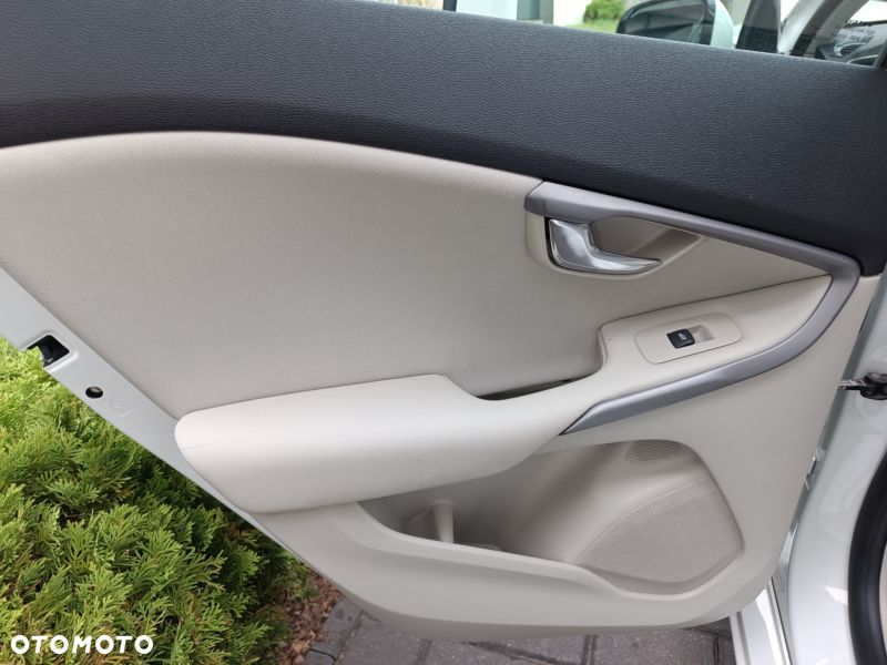 Volvo V40 D3 Momentum - 9