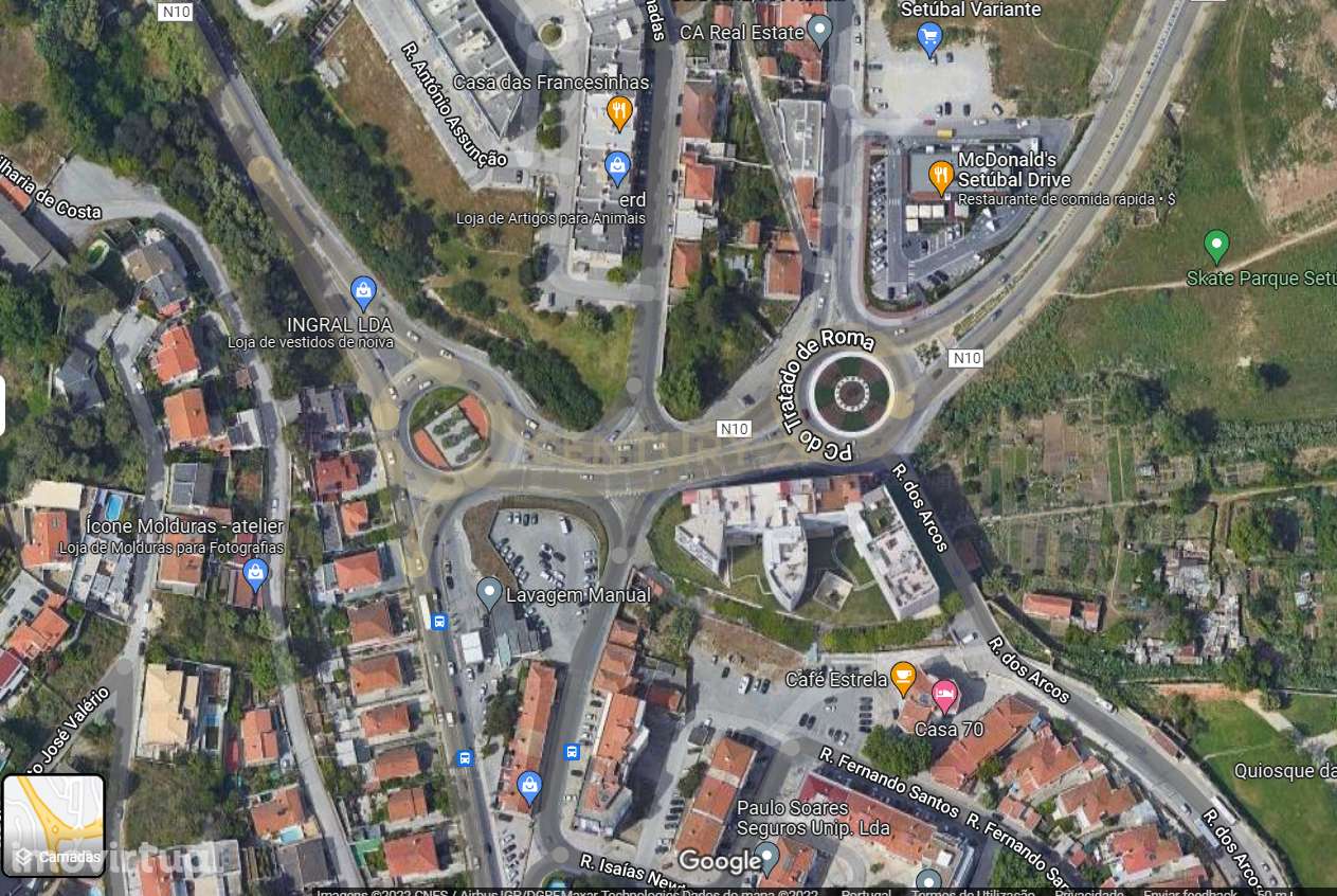 Edifício de dois pisos em pleno coração da cidade ( Montalvão) de Setú - Grande imagem: 5/5