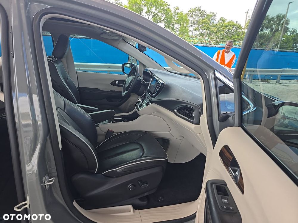 Chrysler Pacifica - 11