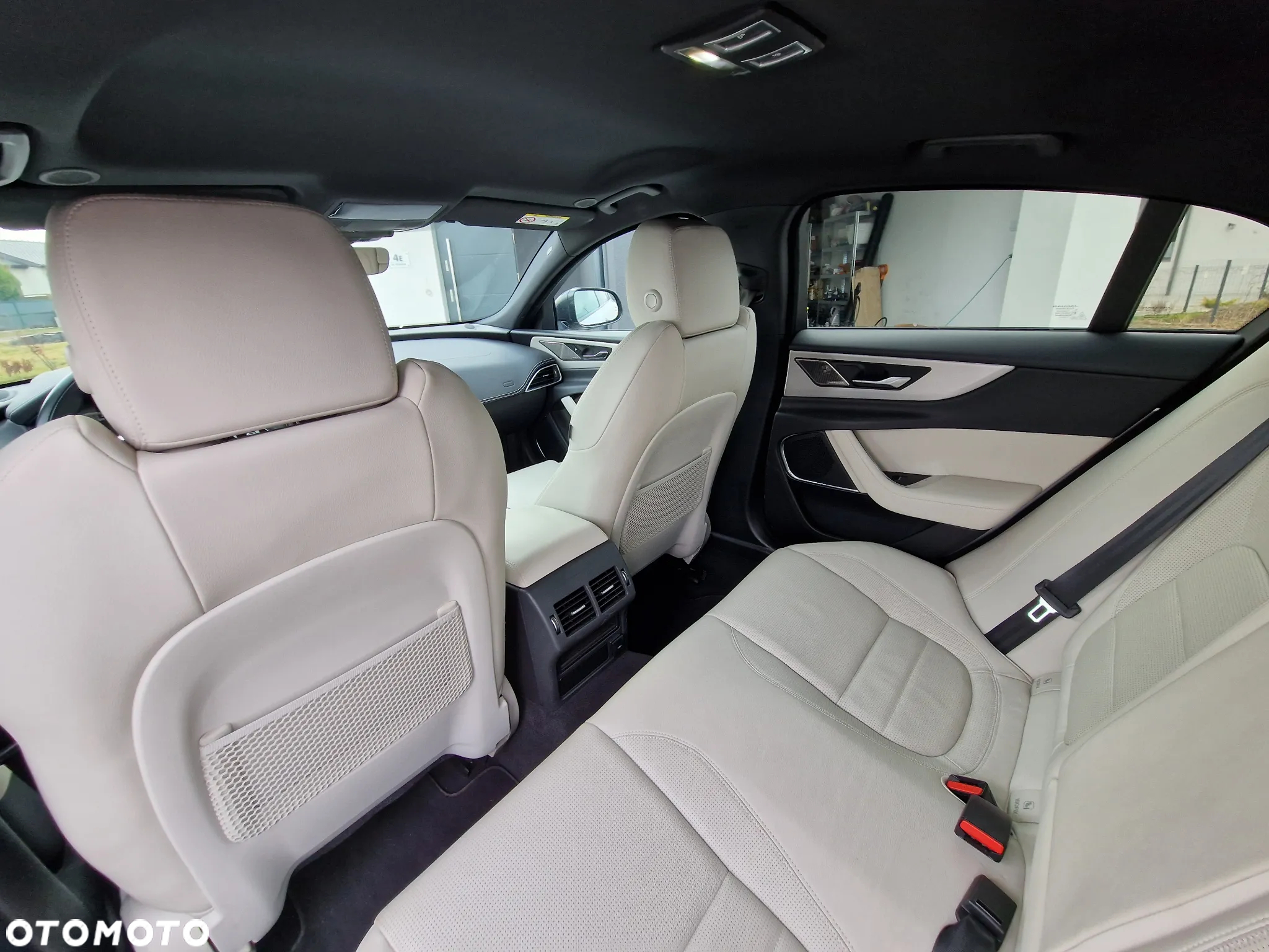 Jaguar XE 2.0 P300 AWD R-Dynamic Black - 27