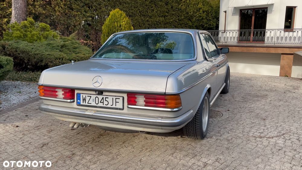 Mercedes-Benz W123 1977 photo 3