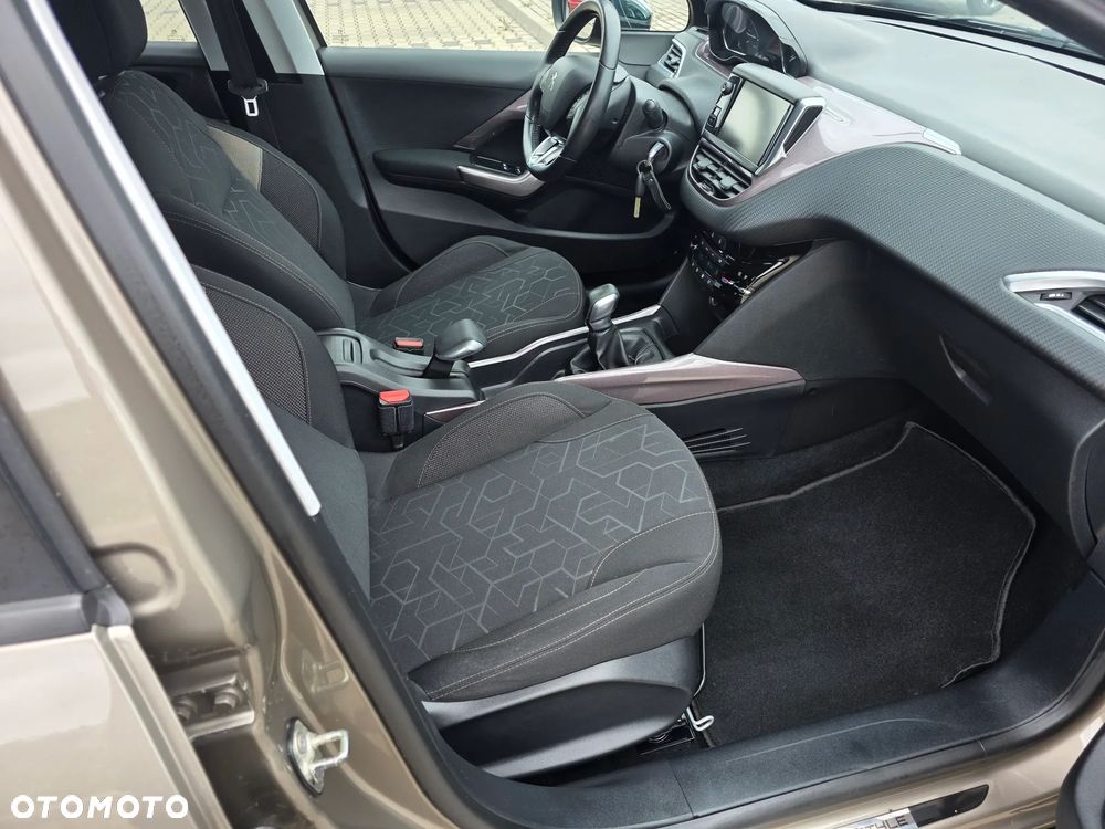 Peugeot 2008 1.2 Pure Tech Style EU6 - 24