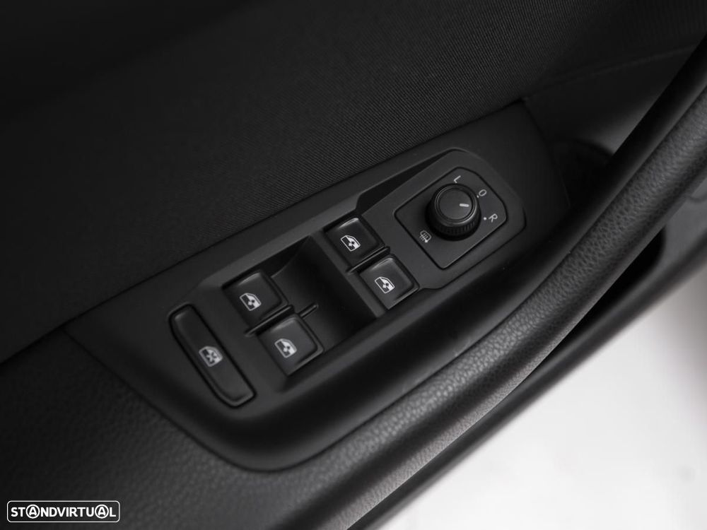 VW Passat Variant 2.0 TDI Business DSG - 17