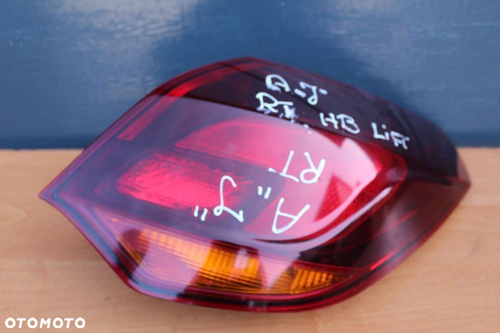 LAMPA PRAWY TYŁ W BŁOTNIK OPEL ASTRA J LIFT HATCHBACK - 1