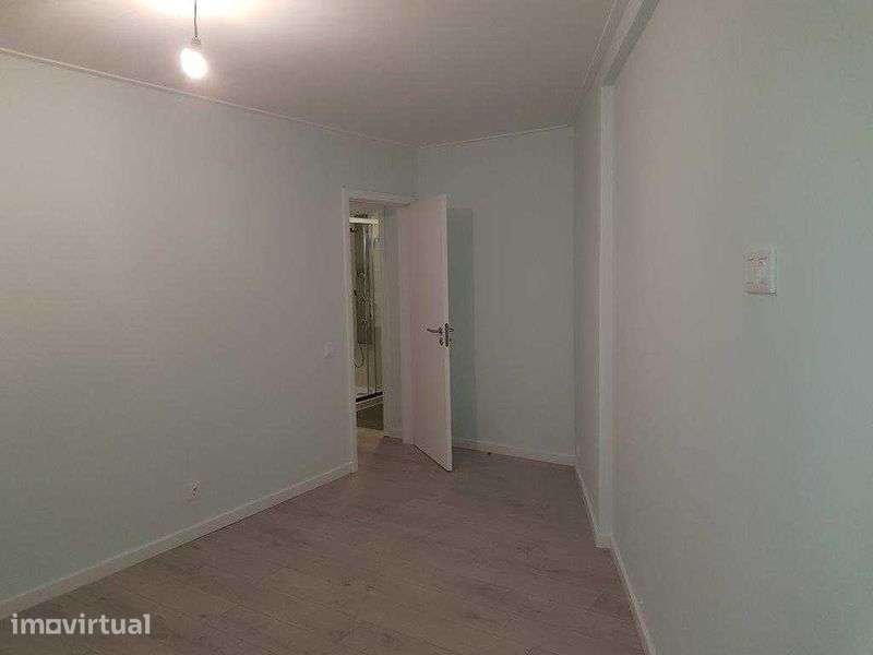 T2+1 Amadora - Junto ao Metro Amadora Este - Grande imagem: 5/12