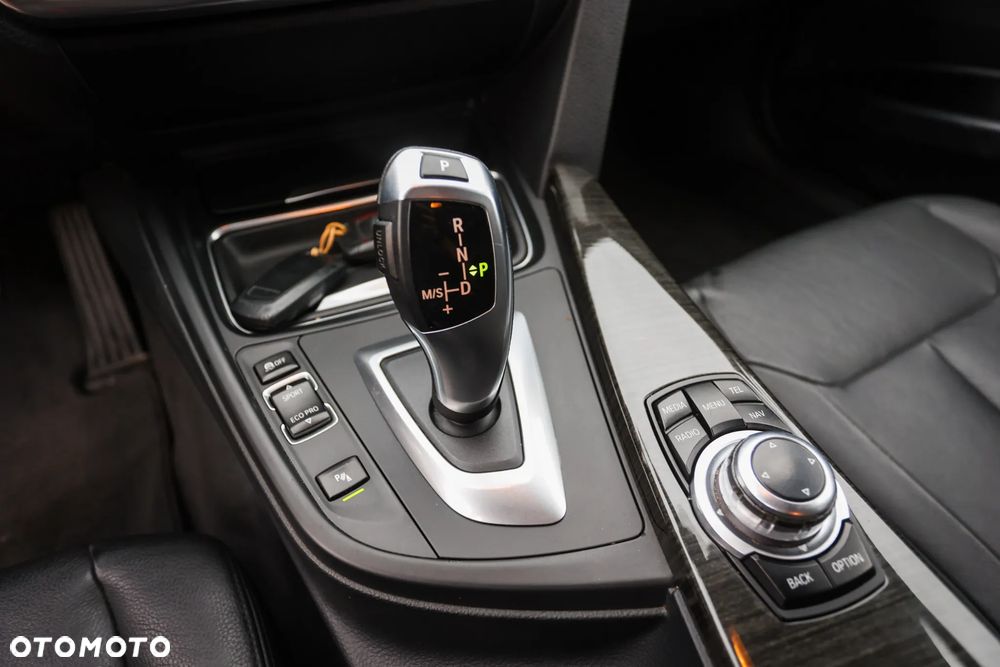 BMW Seria 3 320d Luxury Line - 24