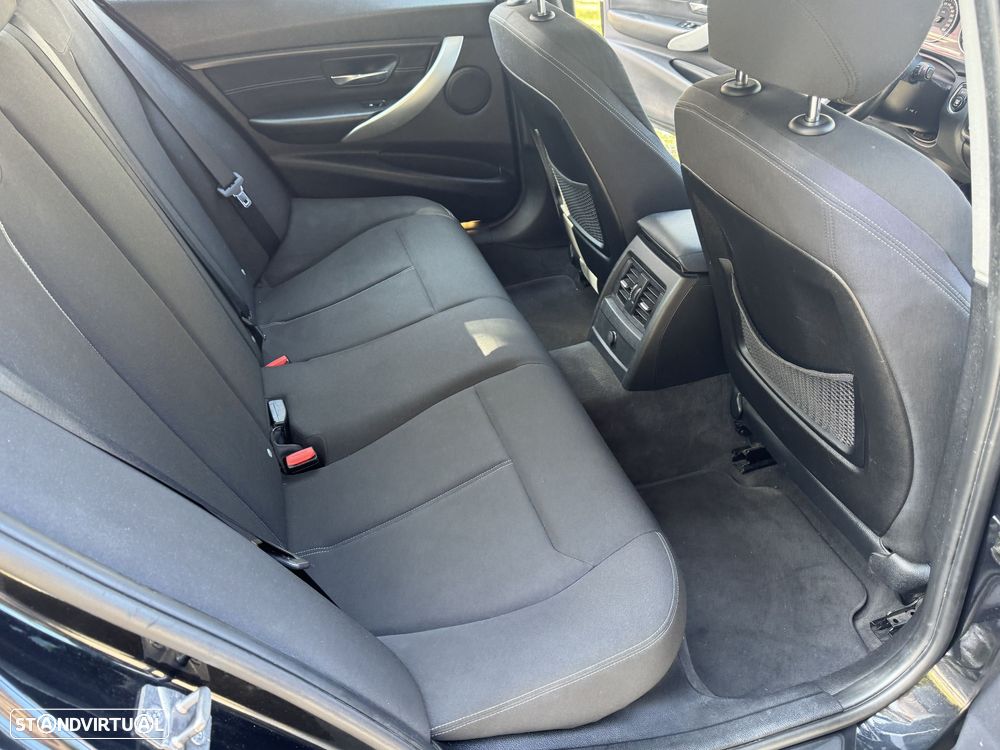 BMW 318 d Line Sport - 23