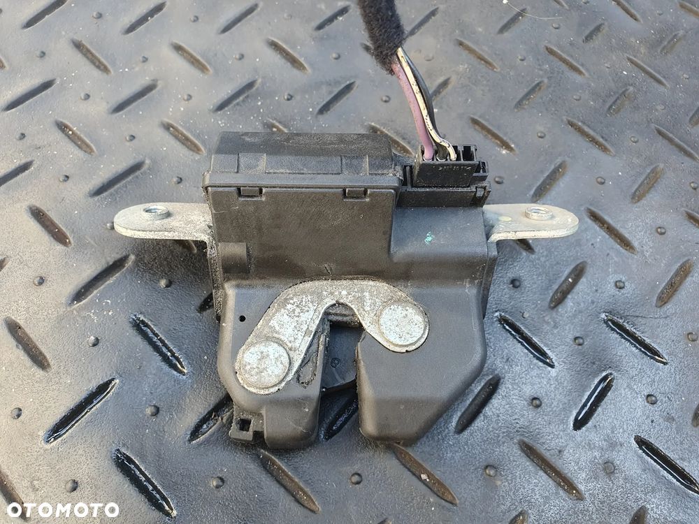 ZAMEK KLAPY TYŁ OPEL CORSA D Hatchback 55701971 06-14 - 1