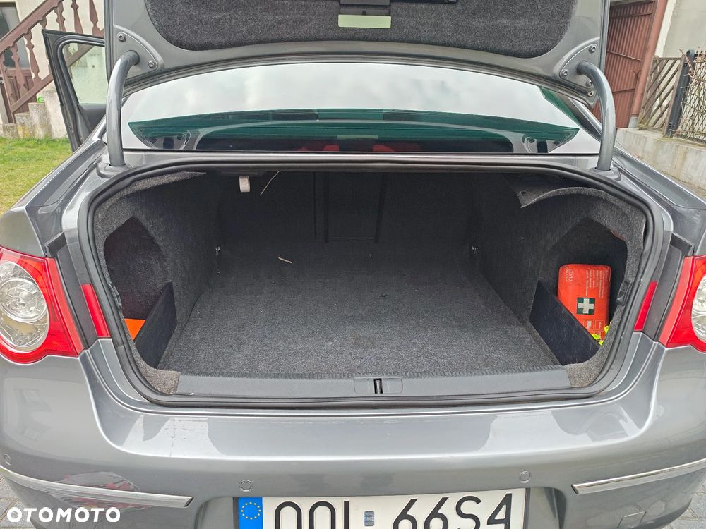 Volkswagen Passat 2.0 TDI DPF Sportline - 14