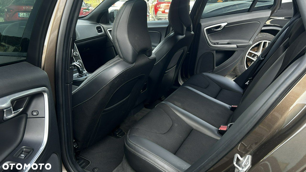 Volvo V60 Cross Country - 8