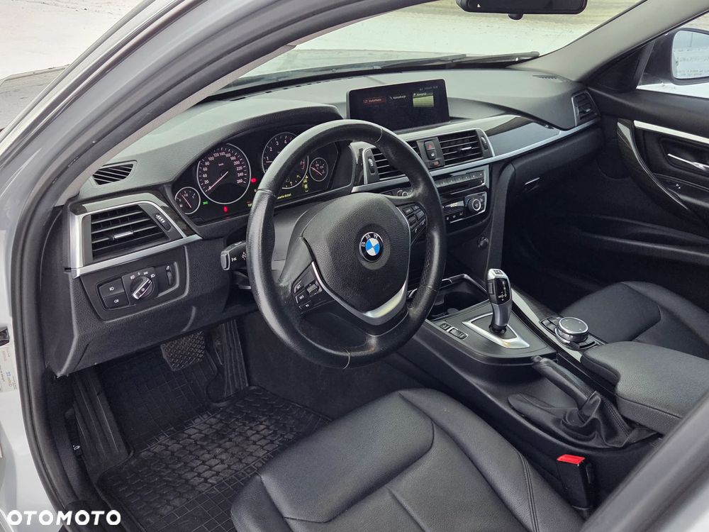BMW Seria 3 320i xDrive - 10
