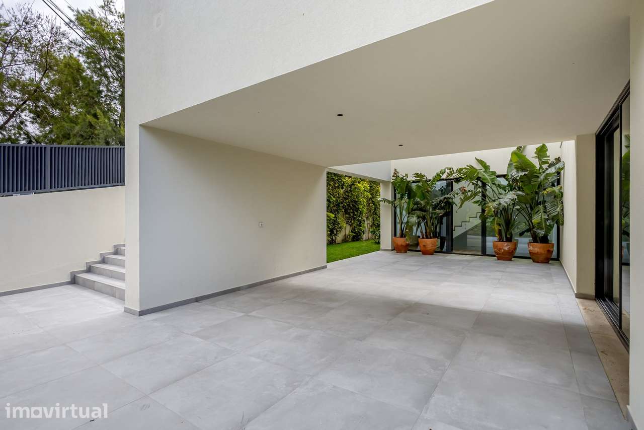 MORADIA T4 CONTEMPORÂNEA COM JARDIM E PISCINA NO BAIRRO DA MARTINHA - Grande imagem: 2/28