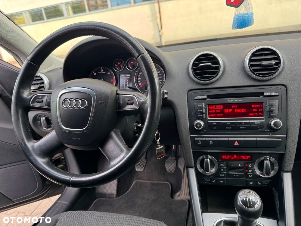 Audi A3 Sportback 1.6 TDI DPF Ambiente - 17