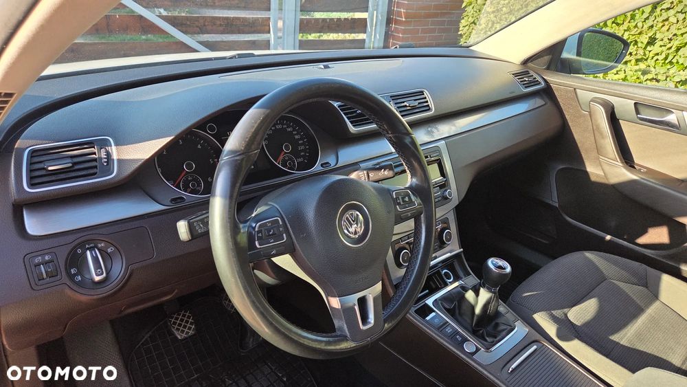 Volkswagen Passat 2.0 TDI Comfortline - 11