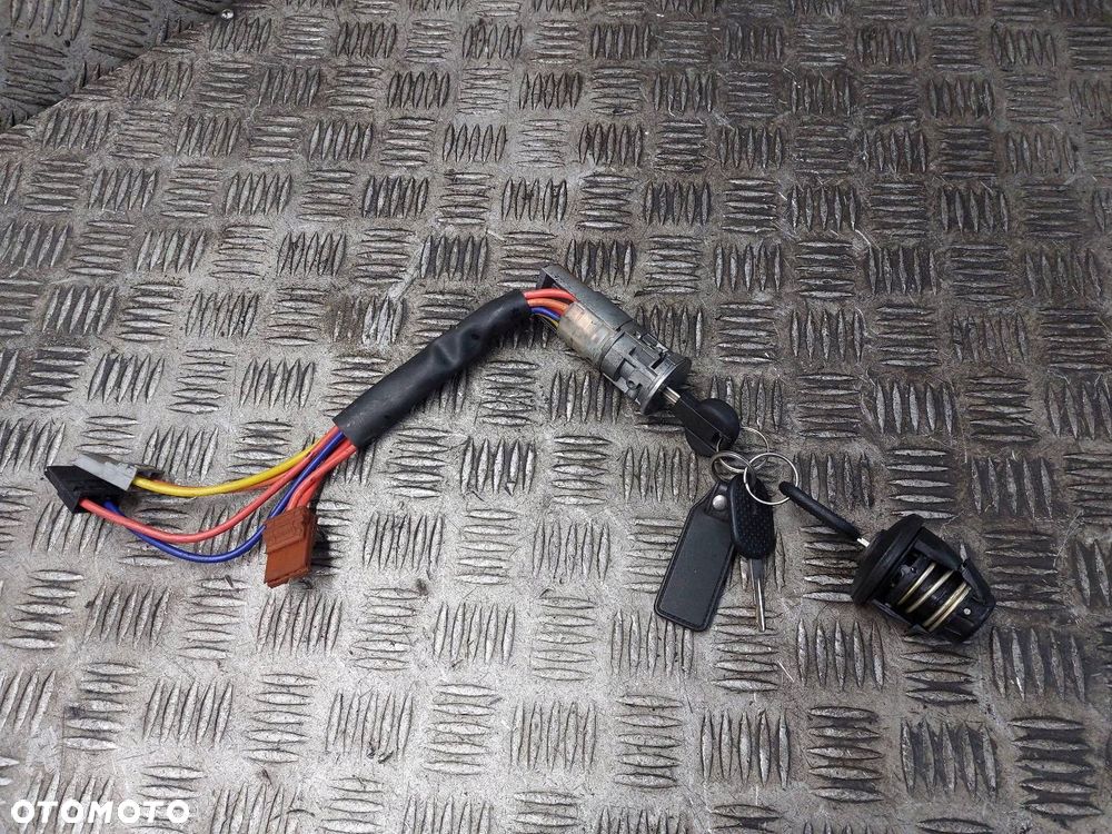 STACYJKA Z KLUCZYKIEM + KOREK WLEWU PALIWA LIGIER AMBRA I - 1