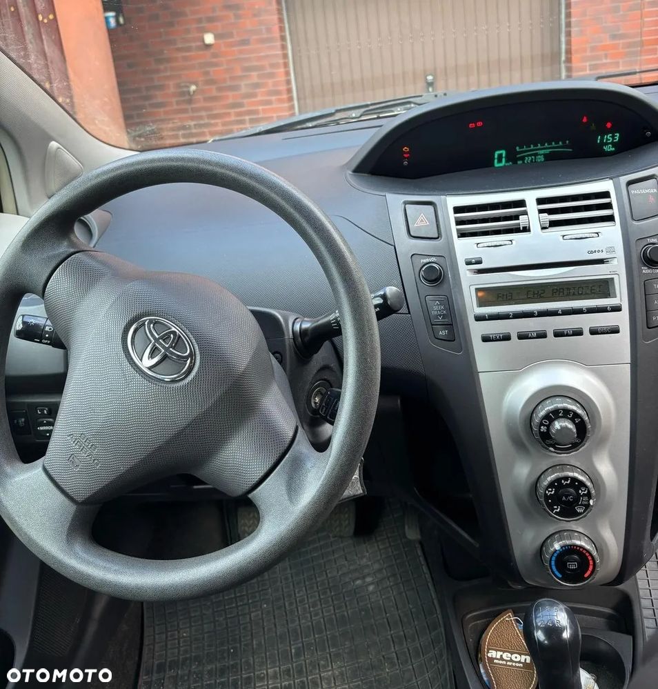 Toyota Yaris - 10