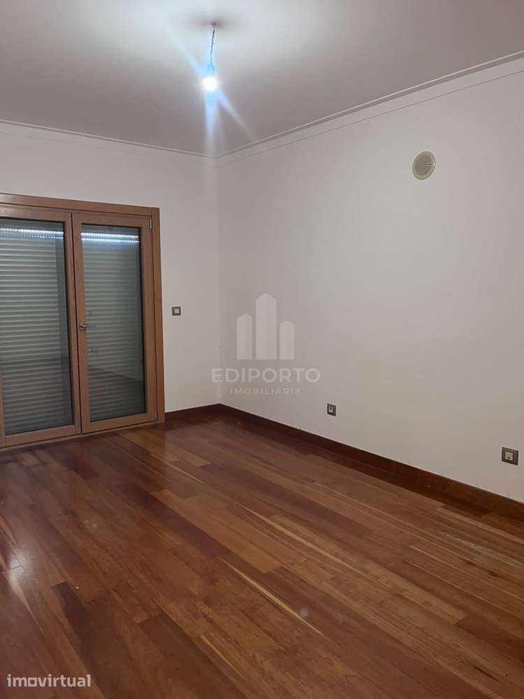 Excelente T5 com garagem para 6 carros, terraço e varanda no Entroncam - Grande imagem: 4/20