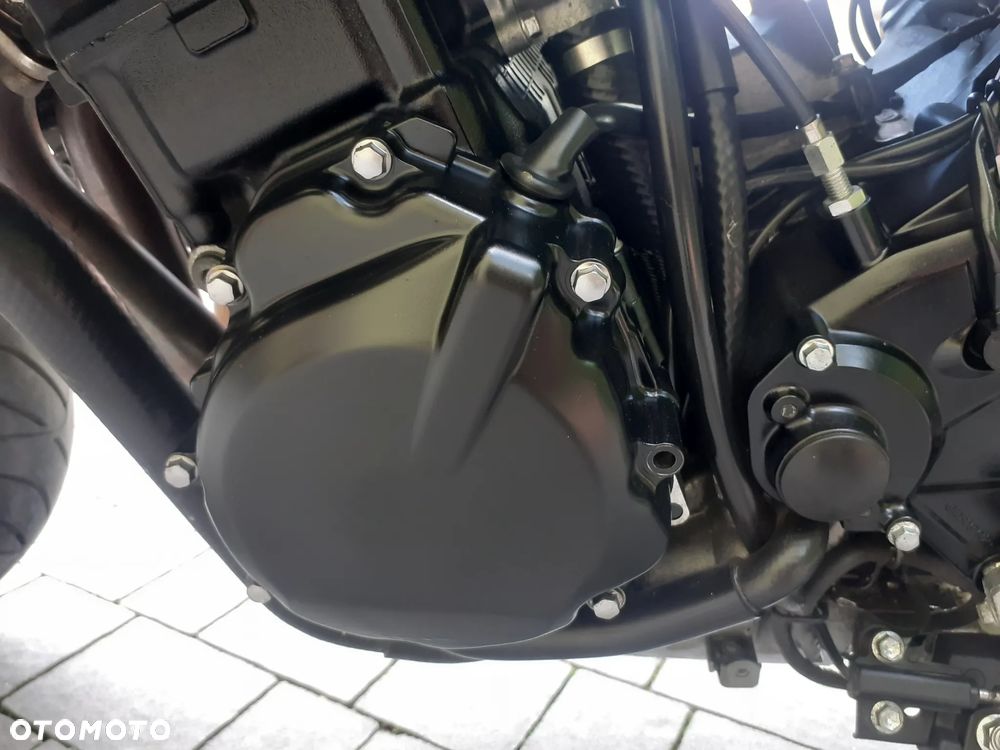 Suzuki GSR - 19