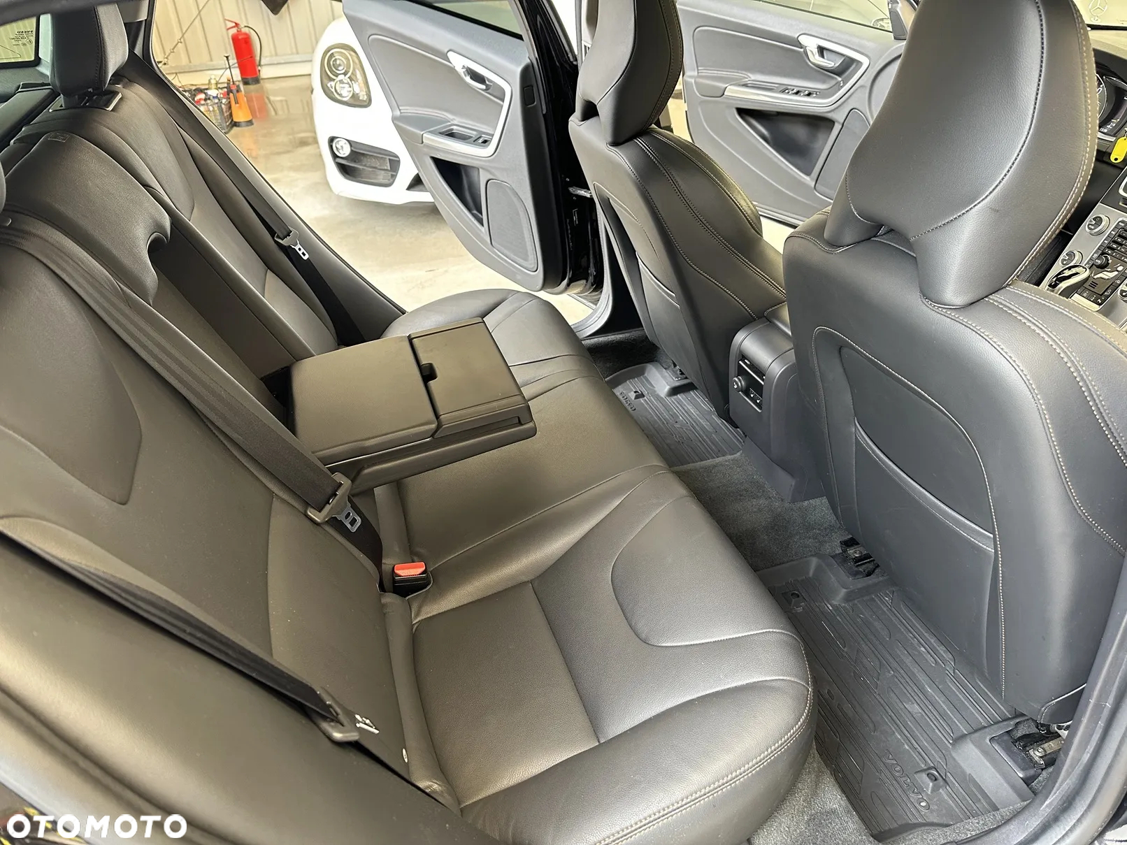 Volvo V60 Cross Country T5 AWD Momentum - 8