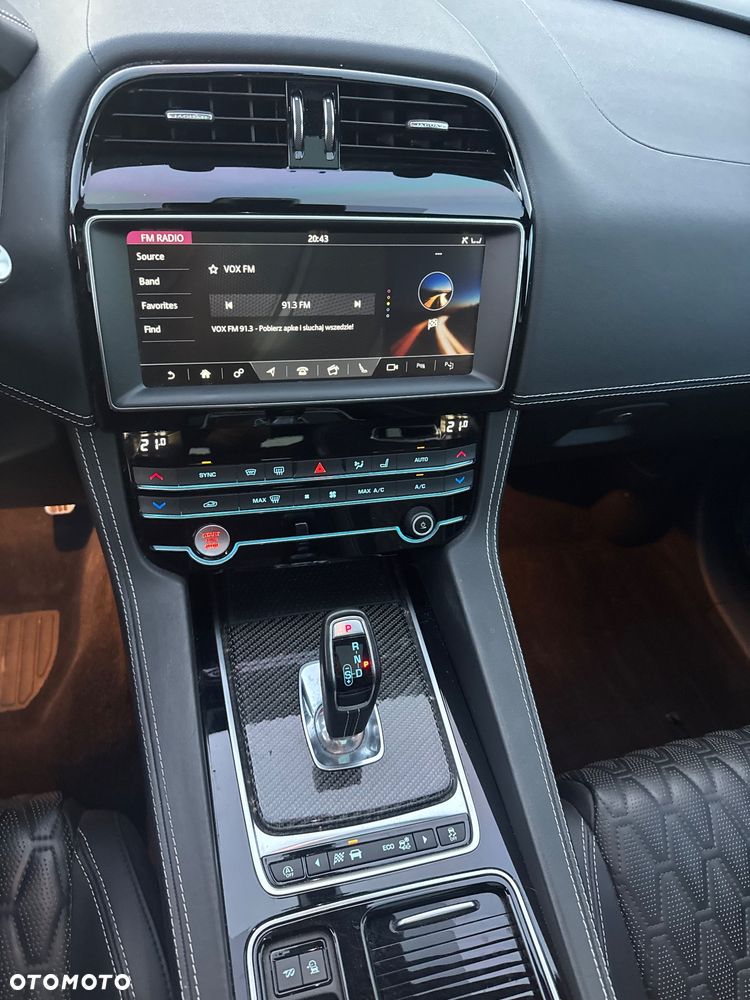 Jaguar F-Pace AWD SVR - 23